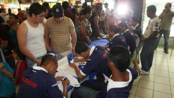 Victoria hace espacio para autógrafos y fotografías con sus aficionados