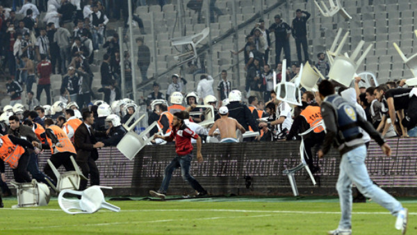VIDEO: Increíble batalla campal en clásico Besiktas-Galatasaray