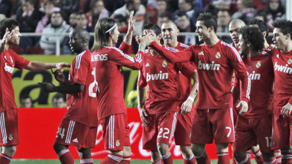 Real Madrid aplastó al Sevilla y es líder