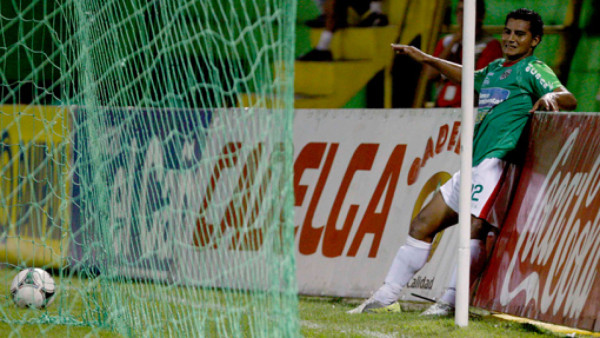El gol que se 'comió' Acevedo en el clásico sampedrano