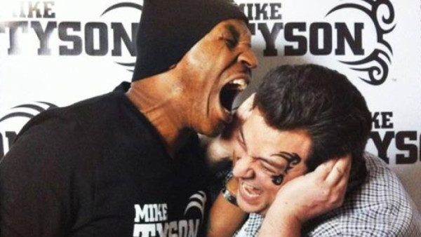 Mike Tyson vende 'mordidas' por 130 dólares