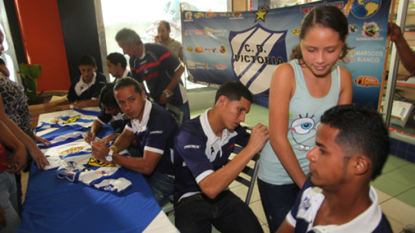 Victoria hace espacio para autógrafos y fotografías con sus aficionados