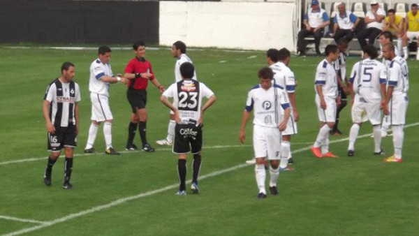 VIDEO: 16 jugadores expulsados por riña en Uruguay