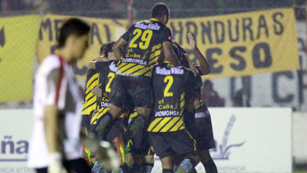 ¡Choloma arruina festejo del Real España!