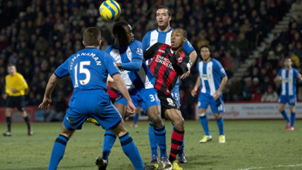 Roger Espinoza brilla y Wigan avanza en la FA Cup