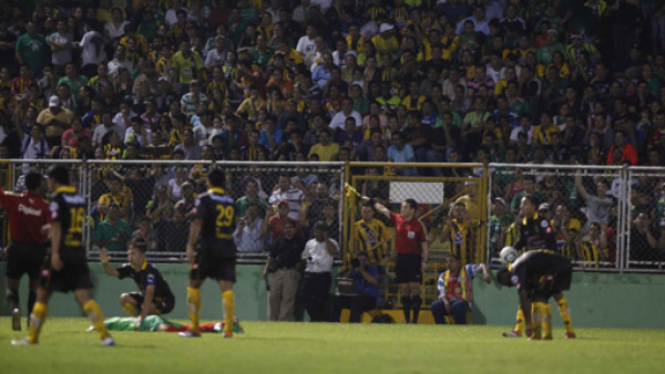 Real España rescató un punto dramático