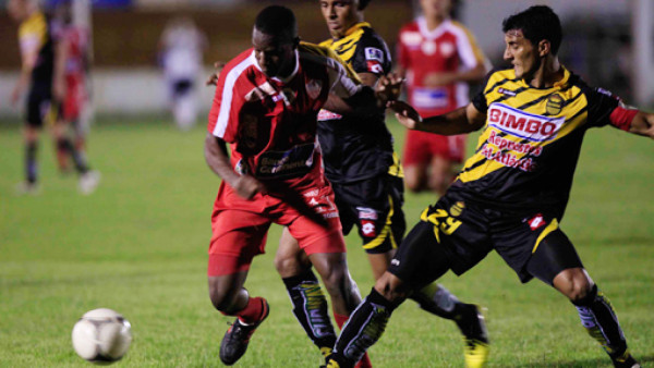 El polémico penal que provocó el empate del Atlético Choloma ante Real España