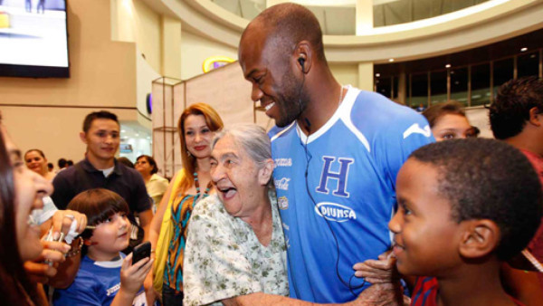 David Suazo y su carisma con los aficionados