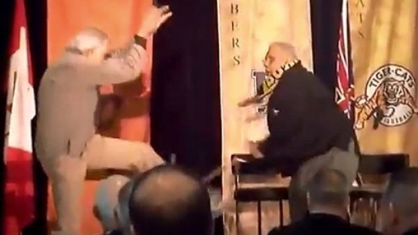 Dos ancianos ex deportistas se lían a trompadas