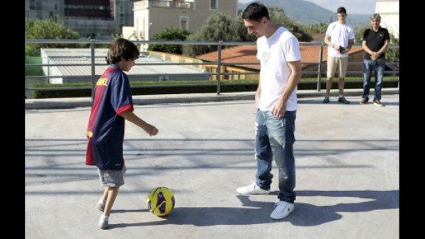 Gabriel, el niño sin pies, juega al fútbol con Messi
