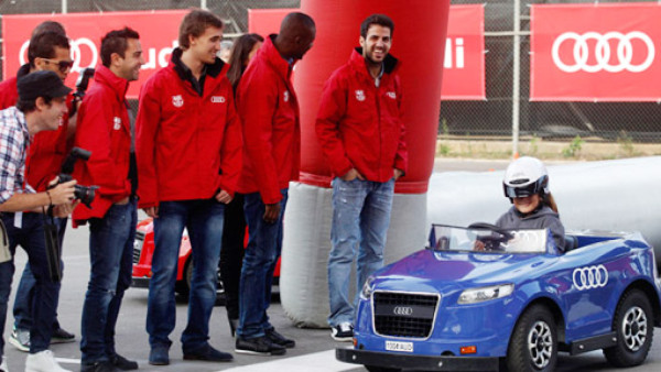 Jugadores del Barcelona reciben lujosos autos