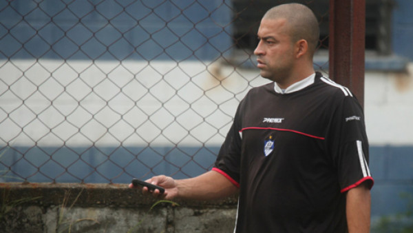 Andrés Copete en reposo en el último entreno del Victoria