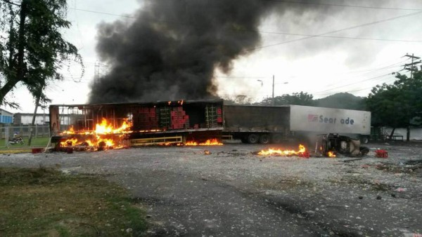 FOTOS: Martes de caos en la zona norte con rastras y postas policiales quemadas
