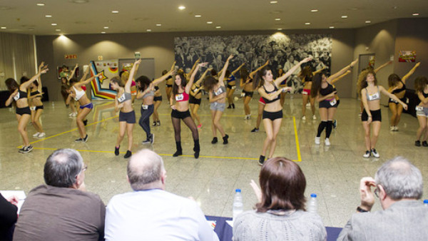 Las aspirantes a 'cheerleaders' del Barcelona realizan el casting
