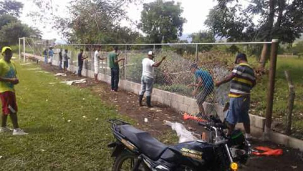 La preciosa cancha donde juegan fútbol burocrático en una aldea de Honduras