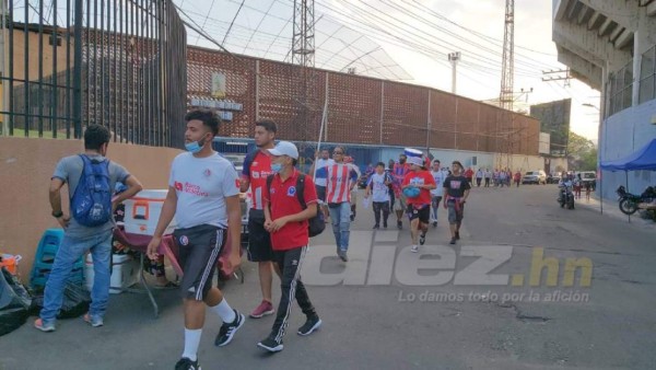 Hinchas merengues inundan los alrededores del Nacional con los colores del Olimpia previo al duelo ante Motagua
