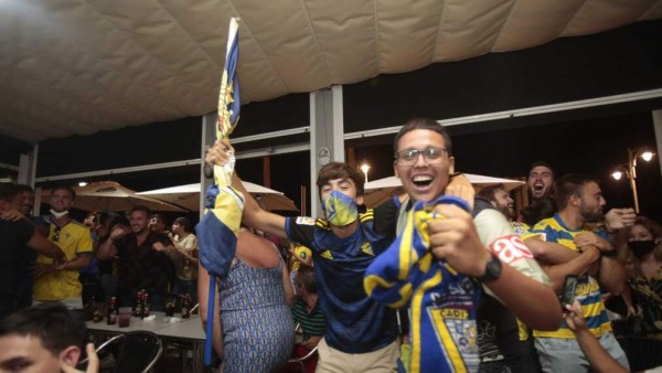Locura total: Así festejaron los aficionados el ascenso del Cádiz y Choco Lozano en España ¿Y el COVID-19?&nbsp;&nbsp;&nbsp;