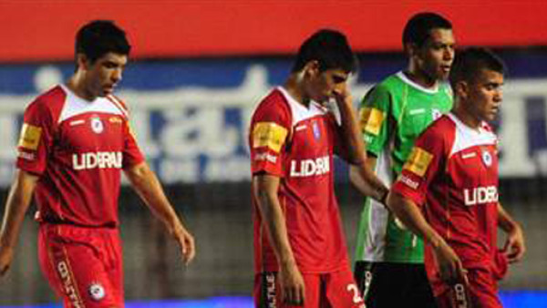 VIDEO: Portero recibe dos goles de casi medio campo en mismo juego