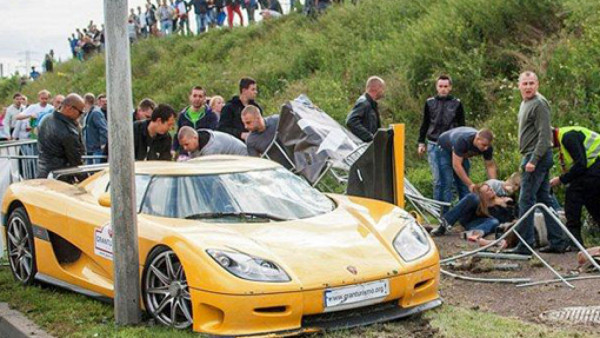 Impresionante accidente en presentación de autos en Polonia