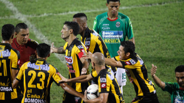 La multa al Real España por permitir lanzamiento de botellas al campo