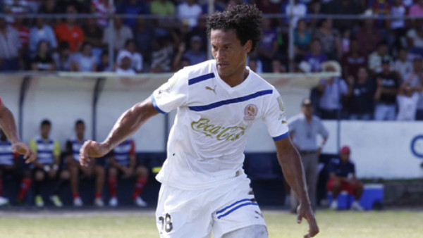 Douglas Caetano no entrenó por problemas en el aductor