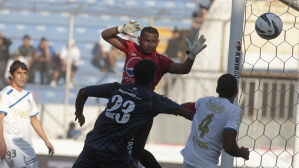 Olimpia ganó el pulso y tendió al Motagua
