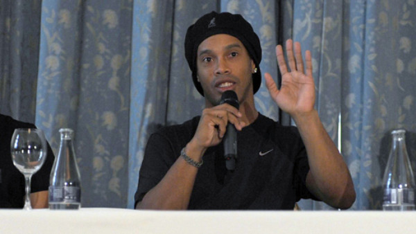 Ronaldinho confirma que regresa a Brasil
