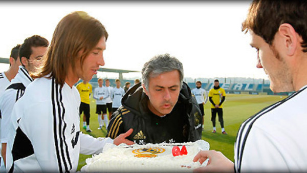 Mourinho recibe un pastel de felicitación