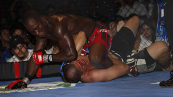 'El Guapo” Fernández, invencible en Artes Marciales Mixtas