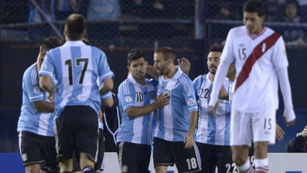 Argentina vence a Perú y se queda con liderato de Conmebol