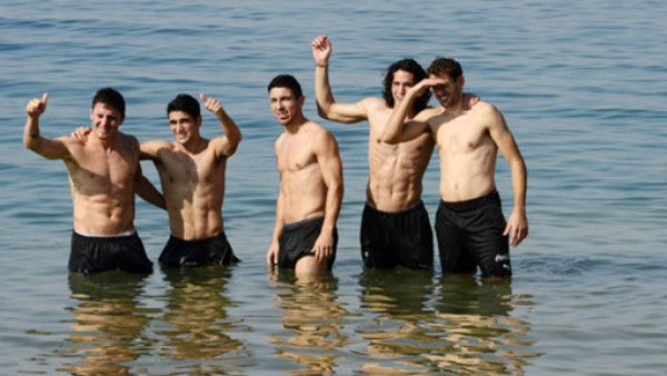 Uruguay celebra la victoria en Jordania bañando en el mar Muerto