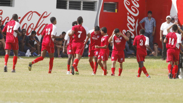 Necaxa le estrenó la corona a Motagua