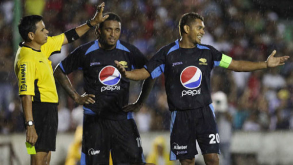 Amado Guevara le tiró duro a los árbitros