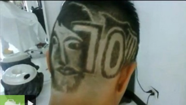 Aficionado se dibuja a Messi en la cabeza