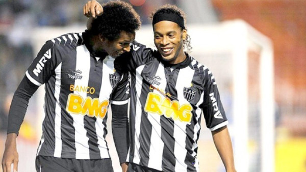 VIDEO: Ronaldinho marca un triplete que lo hace llorar