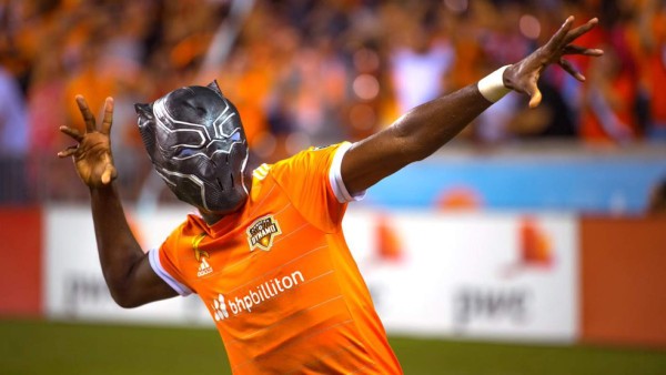 Las imágenes curiosas del fin de semana: La furia de Suárez y el infiltrado en el Camp Nou