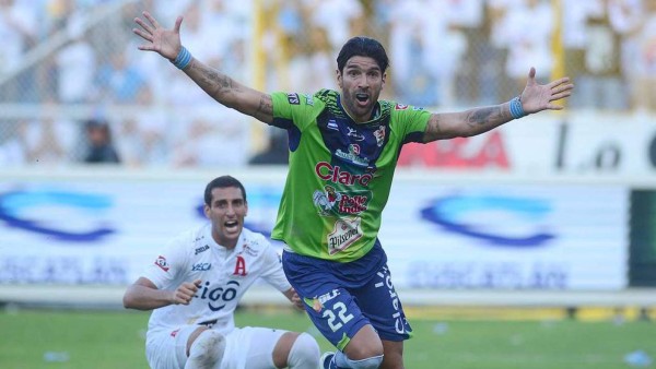 'El loco' Abreu impone récord Guinness tras vestir 26 camisetas distintas en su carrera