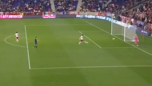 Juninho es expulsado por pelotazo infantil a un arquero