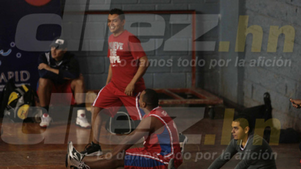 Amado Guevara pasa del fútbol al baloncesto