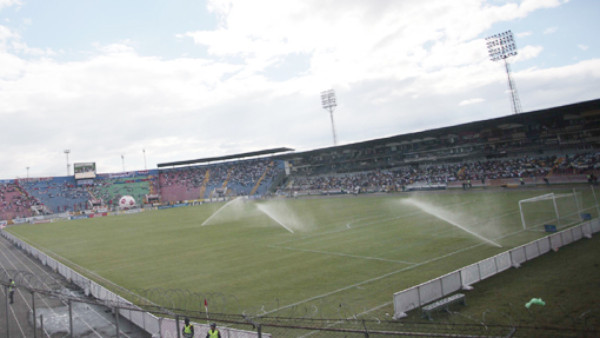 En Real España arremeten porque les mandaron a regar la cancha
