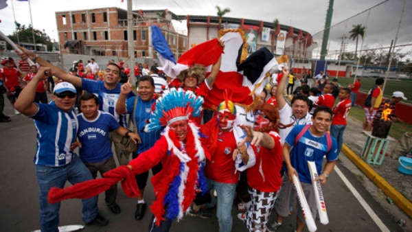 La afición hondureña que desafió a la marea roja en Panamá