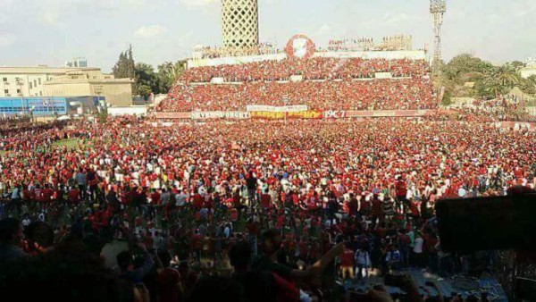 La invasión de cancha más espectacular de la historia del fútbol africano