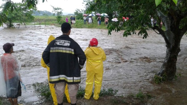 El impactante rescate de un niño sobre las bravas aguas de un río en Omoa