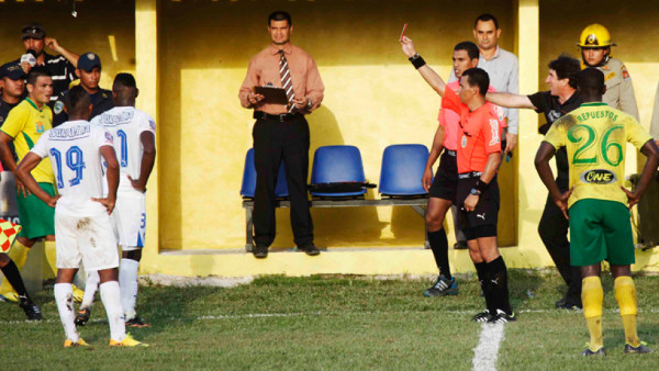 Tres partidos de suspensión para Rommel Quioto