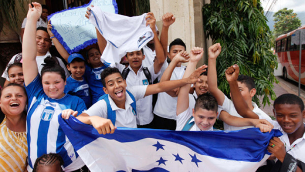Estudiantes llegan a apoyar a la Selección de Honduras