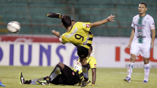 Róchez salva agónicamente al R. España