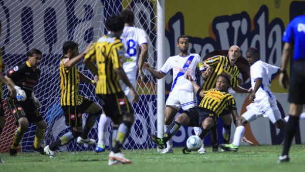 ¡Real España noquea al Olimpia!