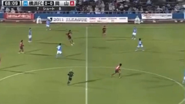 Increíble gol de cabeza desde 58 metros en Japón