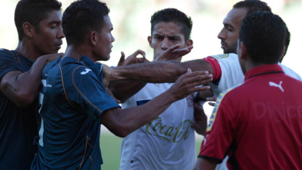 La bronca en el clásico Motagua-Olimpia