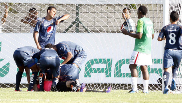 Mitchel Brown es citado por la Comisión